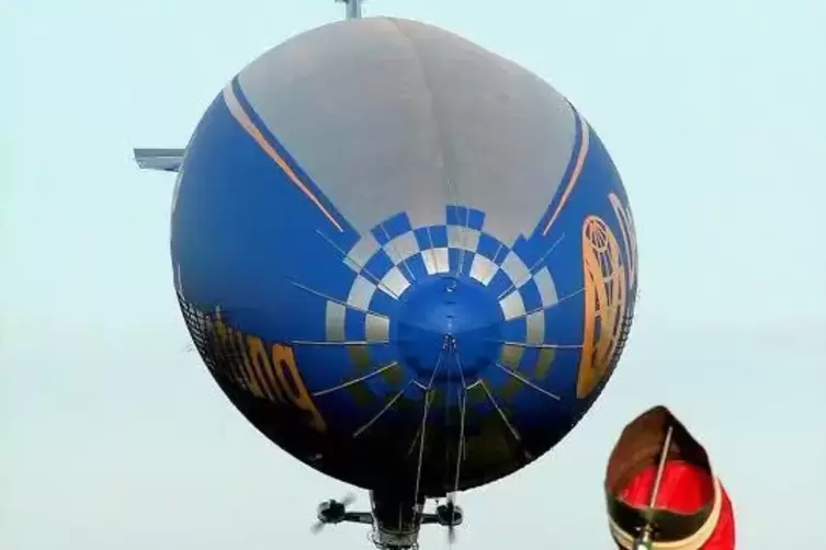 Ein etwas größerer Zeppelin im Landeanflug. Aus Pietätsgründen verzichten wir auf ein Bild der „Hindenburg“.  Symbolfoto:  Stein