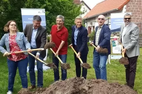Anne-Marie Kilpert, Michael Thomas, Paul Junker, Ralf Leßmeister, Hans-Norbert Anspach und Andreas Alter (von links) packen’s an