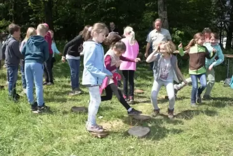 Teamarbeit war gefragt, um auf Baumscheiben einen fiktiven Sumpf zu überqueren: Die Schüler hatten sichtlich Spaß dabei.  Foto: 