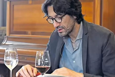 Trinkt nur Rotwein: Steven Uhly gab einen Einblick in seinen Roman „Den blinden Göttern“.