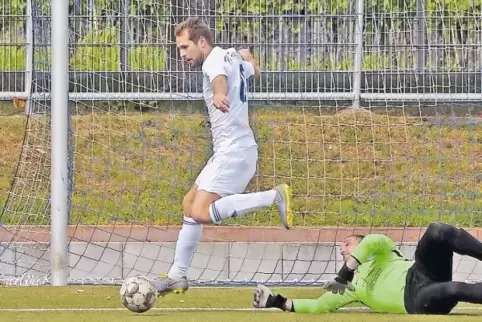 Lukas Leideck (links) überlistet Gäste-Keeper Steve Leonhardt und trifft zum 1:0 für den FV Freinsheim.