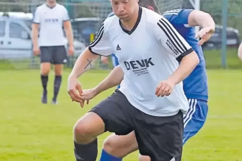 Trägt sich gegen Ende der Partie noch zweimal in die Torschützenliste ein: Steinbachs Spielertrainer Timothy Hanauer (vorne).
