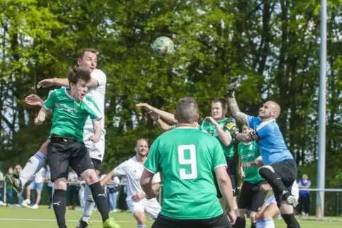 Mit zwei Toren maßgeblich am Sieg beteiligt: Reichenbachs Stürmer Dominic Meyer (in Weiß) steigt zum Kopfball hoch. Foto: VIEW