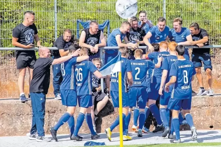 Es ist vollbracht: Die Spieler der SG Rieschweiler bejubeln ausgelassen und gemeinsam mit ihren Fans nach dem Abpfiff den dringe