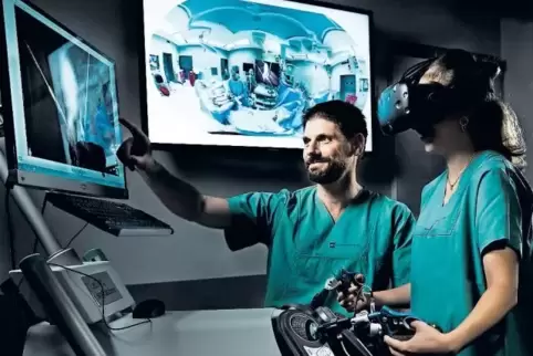 Technik, die begeistert: Dr. Sebastian Kuhn zusammen mit einer Studentin bei einer virtuellen Operation. Kuhn ist Unfallchirurg 