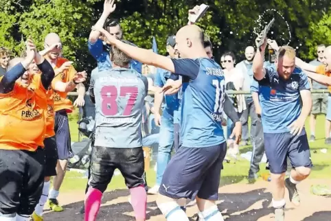 Meister-Jubel des SV Gersbach: vorne in der Mitte „Tormaschine“ Marcus Herrlich.