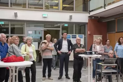 Gebannter Blick auf den Bildschirm in Kandel: Michael Niedermeier (Mitte) und Jutta Wegmann (links). Foto: Iversen