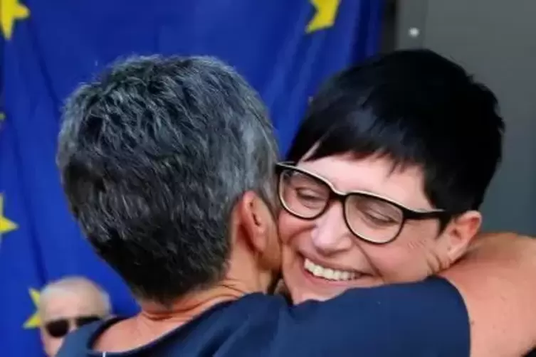 Bei Christine Schneider und ihren Freunden ist die Freude groß, auch wenn die CDU bei der Europawahl hinter ihren Hoffnungen zur