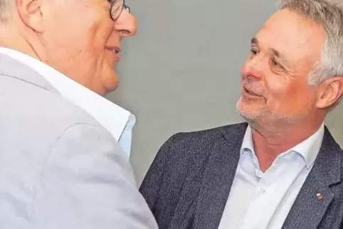 „Kein Beinbruch“: Bernd Frey (links) gratuliert dem frischgebackenen neuen Stadtbürgermeister Peter Funck. Die Wahlbeteiligung l