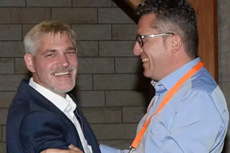 Gl&uuml;ckwunsch vom FWG-Chef Jochen Kappel (rechts): Stefan Krumm-Dudenhausen ist neuer Ortsvorsteher in Diedesfeld.  Foto: LM