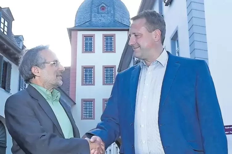 Händedruck am alten Stadthaus: Jamill Sabbagh von den Grünen (links) und CDU-Kandidat Marc Muchow.