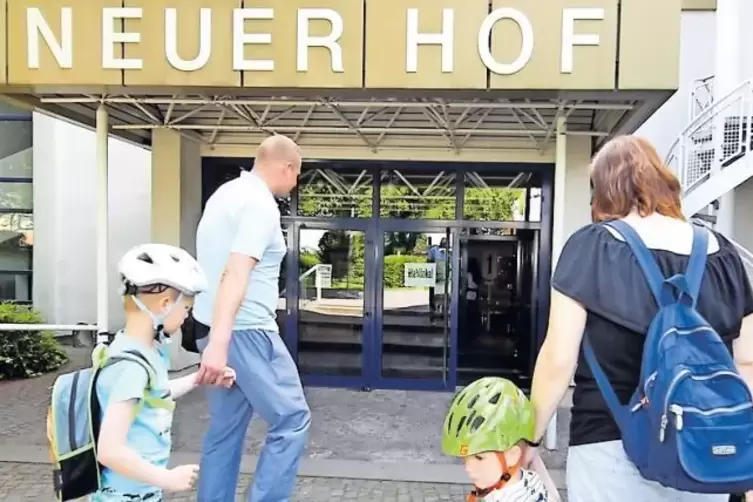 Demokratie vorleben: In Neuhofen kommen viele Eltern mit ihren Kindern zum Wählen ins Bürgerhaus.