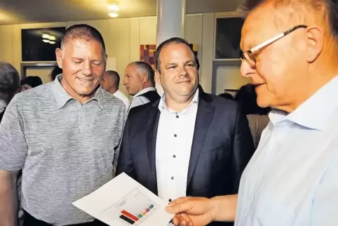 Die Ergebnisse werden begutachtet (von links): Stefan Bentz, Patrick Fassott und Otto Reiland.