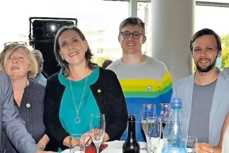 In Sektlaune: die Grünen nach dem historisch besten Ergebnis in Ludwigshafen. In der Mitte: Spitzenkandidatin Monika Kleinschnit