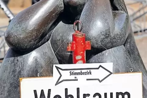 Wen soll ich wählen? Skulptur „Bukolika“ am Weg zum Wahlraum in der Woogbachschule.