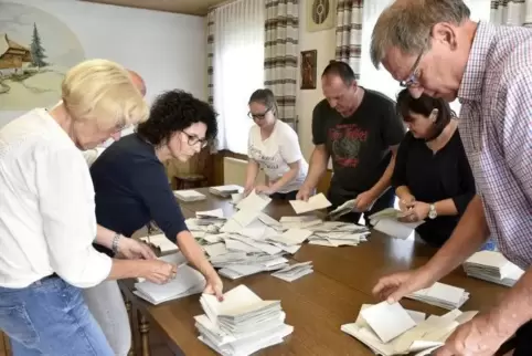 Wahlhelfer am Sonntagabend in Bobenheim-Roxheim bei der Stimmenauszählung. Foto: BOLTE