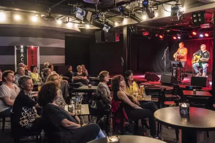 „Singen im Rudel“: Das Publikum im Cotton Club ist davon angetan.  Foto: VIEW