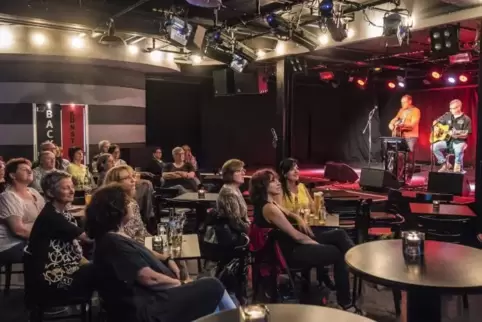 „Singen im Rudel“: Das Publikum im Cotton Club ist davon angetan.  Foto: VIEW