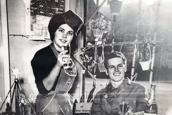 Rosalinde und Friedrich Oster 1966 in ihrer gepachteten Tankstelle, die sie in Mutterstadt führten, bevor sie ihr Autohaus eröff Rosalinde und Friedrich Oster 1966 in ihrer gepachteten Tankstelle, die sie in Mutterstadt führten, bevor sie ihr Autohaus eröff