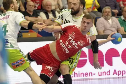 Der bis dato erfolgreichste Torschütze der Eulen Ludwigshafen fellt für den Rest der Saison aus: Jerome Müller (Mitte). Foto: Ku