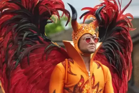 Der Film zeigt Elton John (Taron Egerton) auch als schrillen Paradiesvogel. Foto: Paramount Pictures