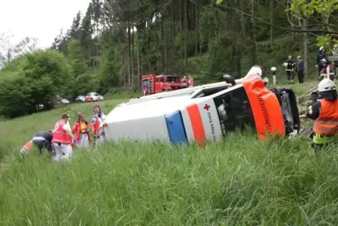 Diese Böschung stürzte das DRK-Fahrzeug hinunter. Foto: Albert Nagel 