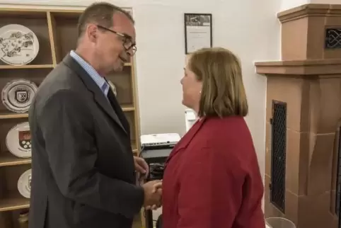 Petra Heid gratuliert Peter Degenhardt im Landstuhler Rathaus zum Wahlsieg.   Foto: View
