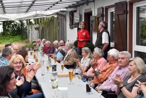 Isabelle Müller (rotes Shirt) begrüßt die ersten Gäste im Schützenhaus.  Foto: Mehn