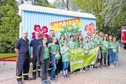 Die Rockenhausener Gruppe „T.O.F.F.E.S.“ hat es geschafft: Schon am Sonntag wurde die mobile Bibliothek eingeweiht, die in einem