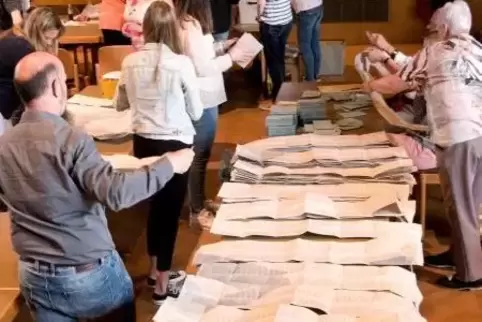 Jede Menge Europa-Wahlzettel in der Fritz-Wunderlich-Halle, wo die Briefwahl ausgezählt wurde.  Foto: Sayer