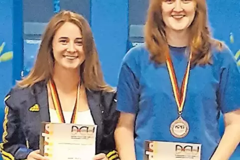 Erfolgreiche Heltersbergerinnen: Meisterin Janine Wolf (links) und Bronze-Gewinnerin Jaqueline Hensel.