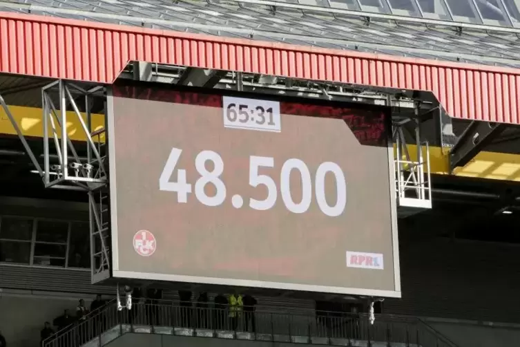 Ausverkauftes Fritz-Walter-Stadion: der FC Bayern war am Montagabend ein Besuchermagnet. Foto: View 