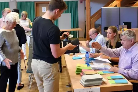 Einmal den Personalausweis bitte: In Deidesheim lag die Wahlbeteiligung bei 72,1 Prozent. Im Bild: Wahlhelfer in der Stadthalle.