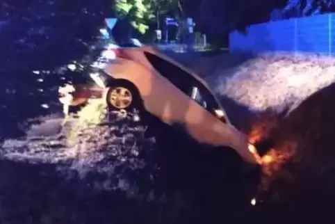Das Auto landete neben der Bürgermeister-Oberhettinger-Straße im Graben. Foto: Feuerwehr