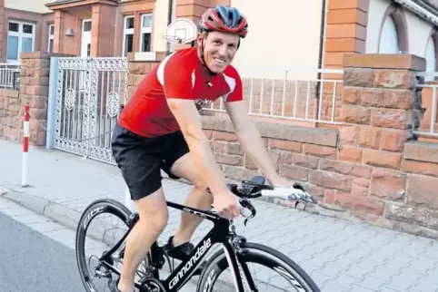 Heiko Schulz wird seine Benefiz-Radtour für die Zulliger-Schule vor dem Schulgebäude starten.