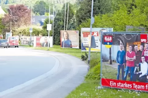 Plakat an Plakat: die Bahnhofstraße in Hauenstein.