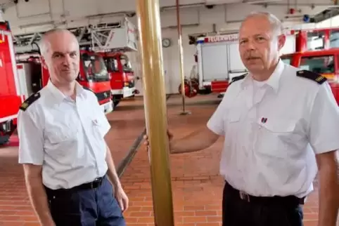 Erreichen die Altersgrenze bei der Feuerwehr: Konrad Schmitt (links) und sein Stellvertreter Michael Ufer. Foto: VIEW