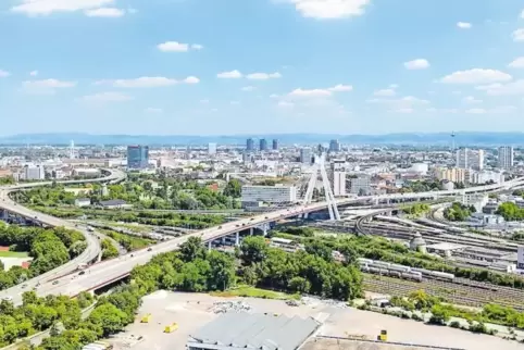 Mehr als 100.000 Fahrzeuge passieren im Schnitt täglich die Hochstraßen Nord (links, B 44) und Süd (B 37). Die Kosten für den Ab
