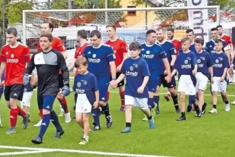 Einmarsch der Rekordkicker. Frisch und voller Schwung sind die Teams aus Wallhalben (in blau) und aus St. Wendel-Winterbach am M