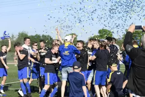 Die Spieler des SC Bobenheim-Roxheim hatten in dieser Saison viele Gründe zum Feiern. Foto: BOLTE