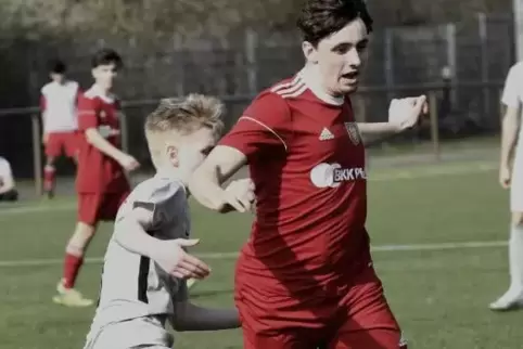 Der 1. FC Rheinpfalz, hier Domenic Koch (rechts) im Spiel gegen den VfR, erlebt eine durchwachsene Rückrunde. Zuletzt gewann das