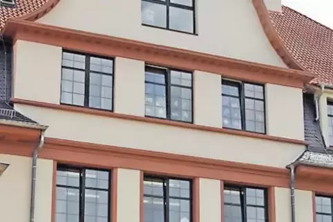 Holzfenster prägen den Charakter des Schulgebäudes.
