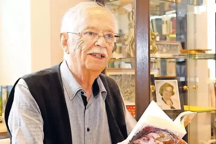 Sehr persönliche Auseinandersetzung mit dem Altern: Der 84-jährige Schriftsteller und Musiker Gerd Forster bei seiner Lesung.
