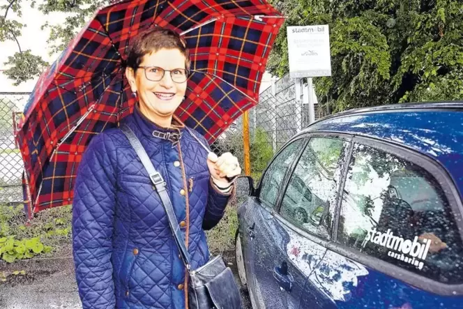 Carsharing-Nutzerin seit mehr als 20 Jahren: Christine Huber, hier bei der Stadtmobil-Station am Speyerer Hauptbahnhof. In der D
