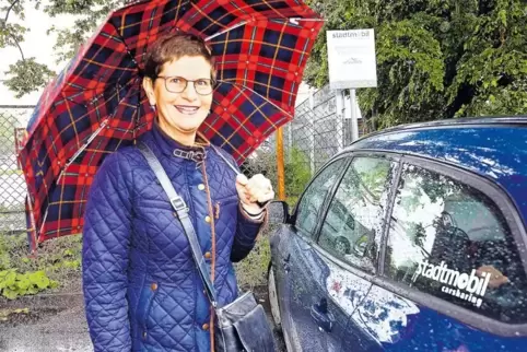 Carsharing-Nutzerin seit mehr als 20 Jahren: Christine Huber, hier bei der Stadtmobil-Station am Speyerer Hauptbahnhof. In der D