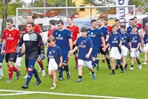 Einmarsch der Rekordkicker. Frisch und voller Schwung sind die Teams vom TGIF-EC (in blau) und der Sportfreunde Winterbach am Mi