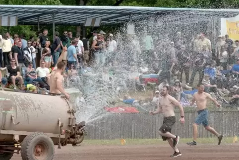 Fast 30 Grad waren es am Sonntag im Herxheimer Oval, da tat etwas Abkühlung gut. Foto: van