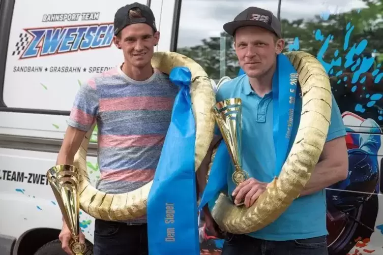 Patrick Zwetsch (rechts) und Viktor Caric mit Siegerkranz und Pokal. Foto: van