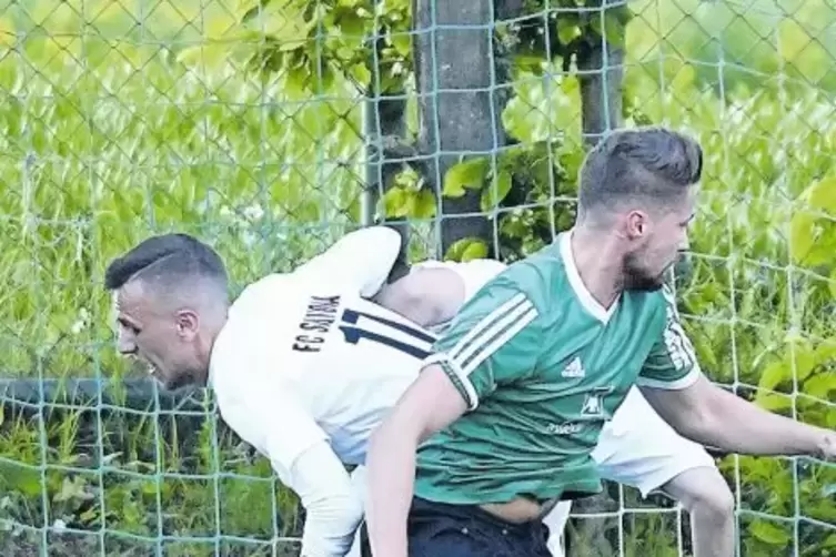 Kopfballduell Strafraum von FC Shqiponja Kaiserslautern. Rechts in Grün der Gauersheimer Nico Schulz.