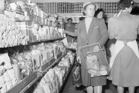 Die Schweizer waren schneller: Schon 1948 gab’s bei Migros in Zürich Selbstbedienung. Foto: picture alliance/ullstein bild